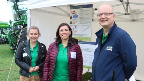 Camille Carton et Emilie Jacob, de l’université Jules Verne d’Amiens, au côté de Jean-Benoît Sarazin, directeur Technologie d’Asur Plant Breeding. © B. CAILLIEZ